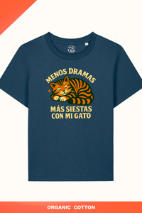 Image 2 of Camiseta Menos dramas, más siestas con mi gato de Offsetcolage