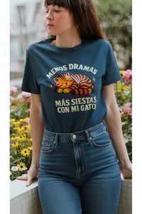 Image 1 of Camiseta Menos dramas, más siestas con mi gato de Offsetcolage