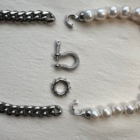 Image 3 of Baroque pearl necklace with locks