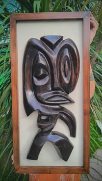 Image 1 of Tiki moderno in cornice con sfondo in tessuto in stile MCM