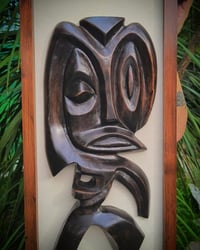 Image 2 of Tiki moderno in cornice con sfondo in tessuto in stile MCM