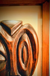 Image 3 of Tiki moderno in cornice con sfondo in tessuto in stile MCM