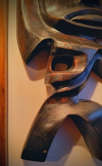 Image 4 of Tiki moderno in cornice con sfondo in tessuto in stile MCM