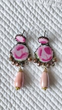 Orecchini in tessuto fantasia nei toni del ROSA