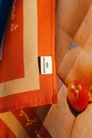 Pañuelo fruta mordida. 