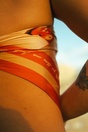 Pañuelo fruta mordida. 