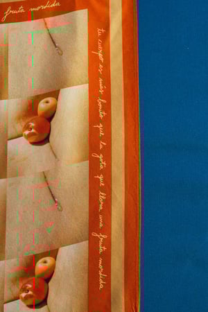 Pañuelo fruta mordida. 