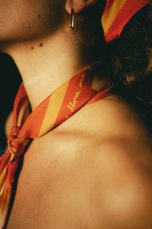 Pañuelo fruta mordida. 