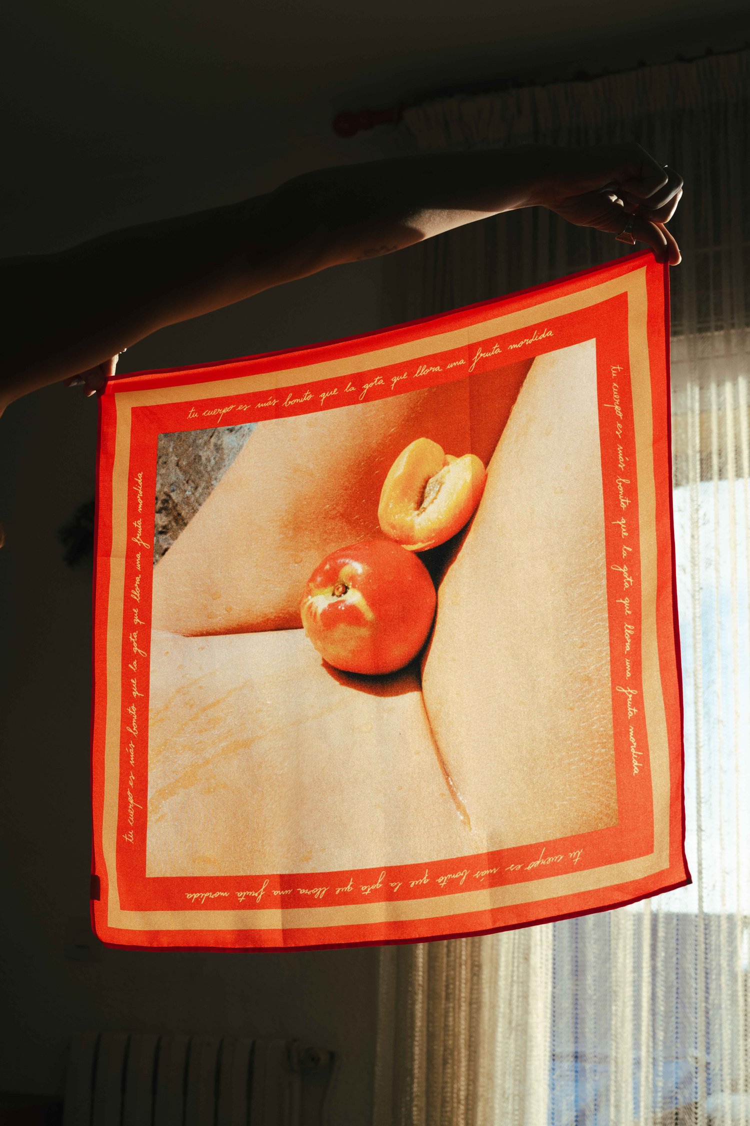 Pañuelo fruta mordida entera.