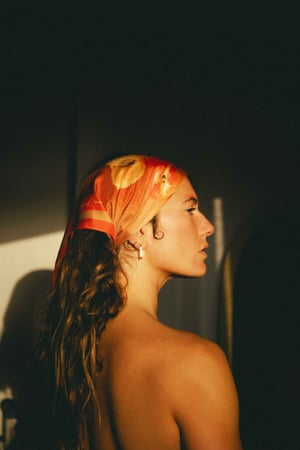 Pañuelo fruta mordida entera.