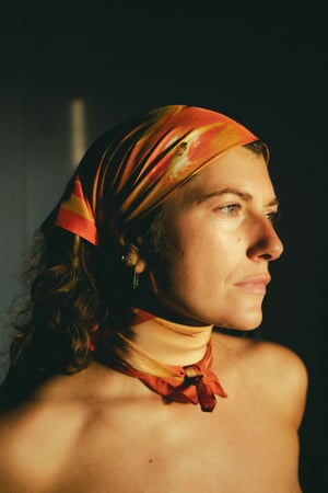 Pañuelo fruta mordida entera.