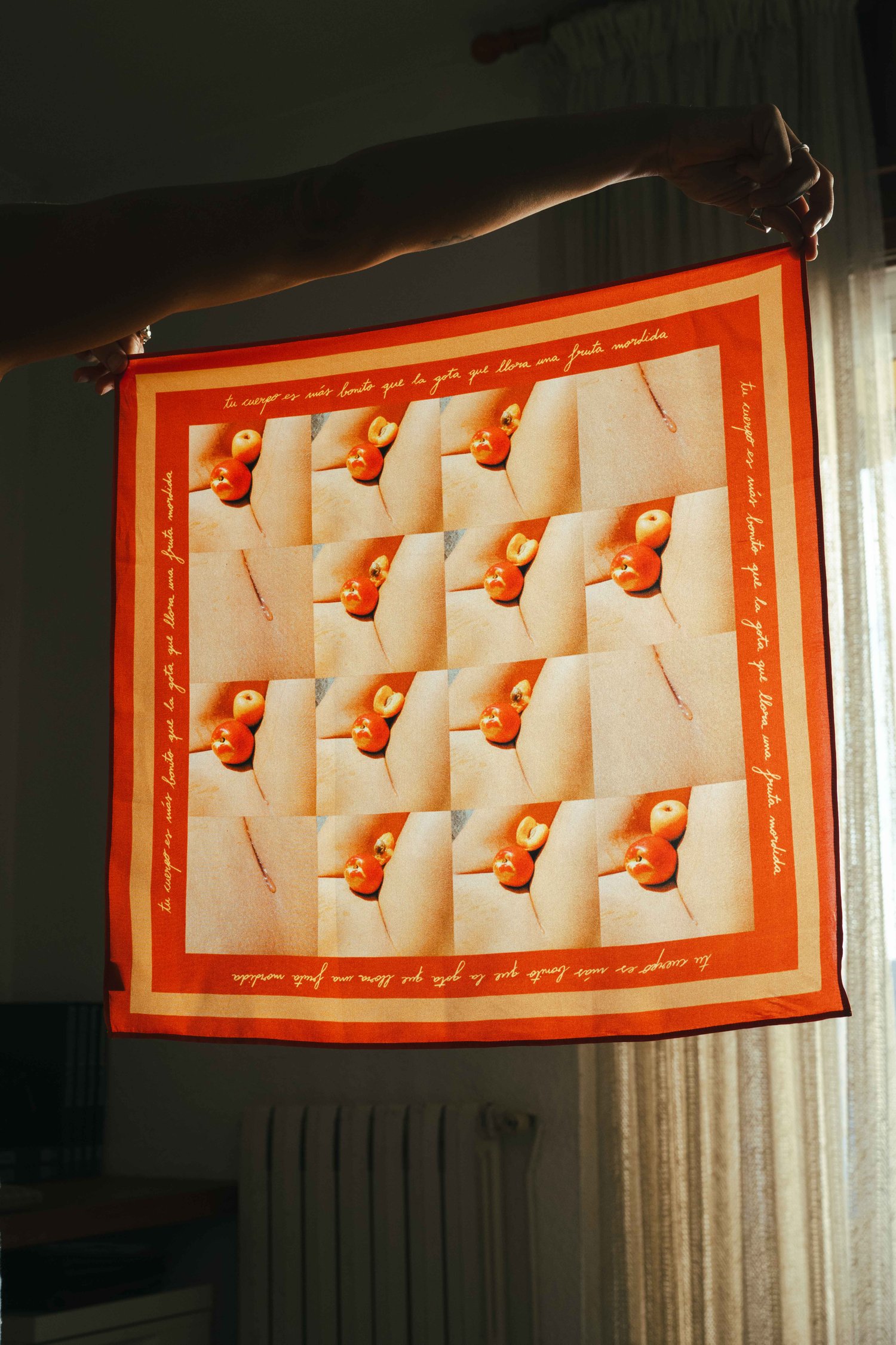 Pañuelo fruta mordida. 