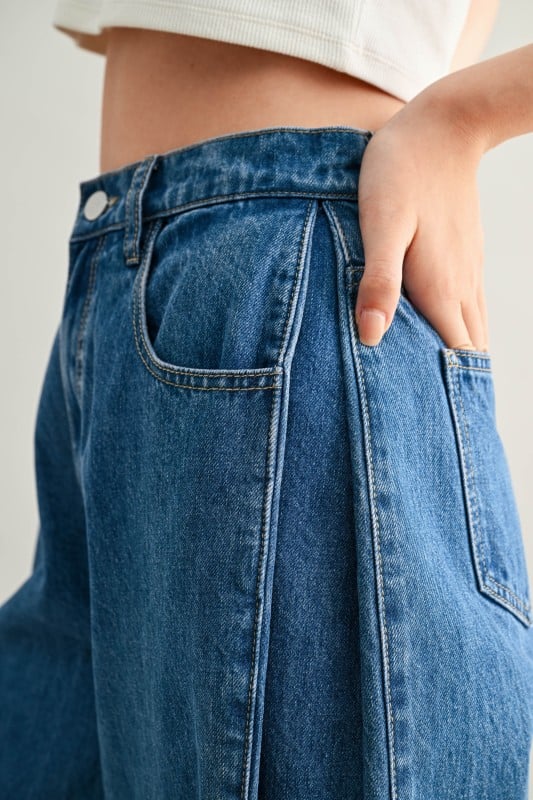 Image of The Pleated Frame Jean