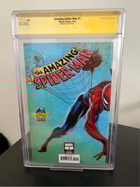 Image 3 of Amazing Spider-Man 1 signed Midtown Comics Edition CGC SS 9.8 2018 Campbell Variant