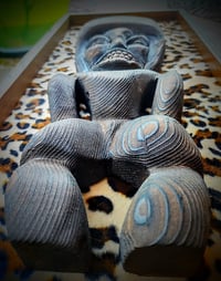 Image 4 of Tiki vintage in cornice con sfondo leopardato
