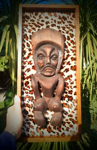 Image 1 of Tiki vintage in cornice con sfondo leopardato