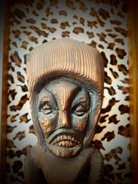 Image 2 of Tiki vintage in cornice con sfondo leopardato