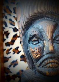 Image 5 of Tiki vintage in cornice con sfondo leopardato