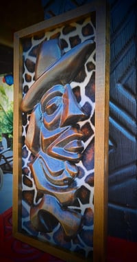 Image 2 of Tiki Moderno con cappello.