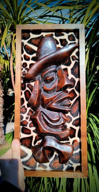 Image 1 of Tiki Moderno con cappello.