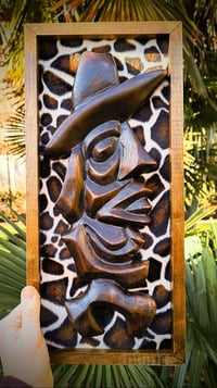 Image 3 of Tiki Moderno con cappello.