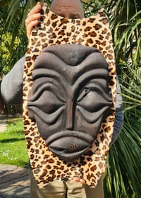 Image 1 of Maschera Tiki su scudo leopardato
