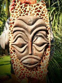 Image 4 of Maschera Tiki su scudo leopardato