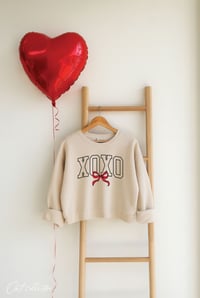 Xoxo Bow Mid Cropped Graphic Sweatshirt - LATE JAN 