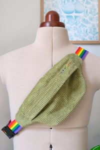 Image 1 of Banane velours côtelé rainbow - Verte