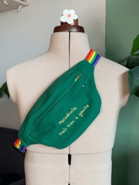 Image 1 of Banane rainbow - Maladroite mais bien à gauche