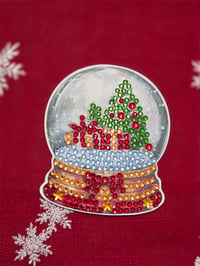 Tree & present snowglobe magnet 