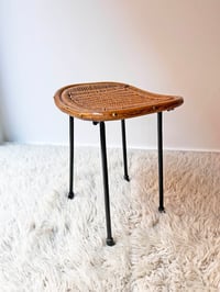 Image 1 of //ALQUILER//  TABURETE MID-CENTURY DE FIBRA, AÑOS 50.