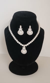 Image 2 of Elegant Bling Single Pearl Set 