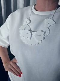 Image 3 of ogrlica p l e k s i  bela ROŽA .1 // necklace white p l e x i g l a s s FLOWER .1