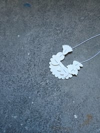 Image 5 of ogrlica p l e k s i  bela ROŽA .1 // necklace white p l e x i g l a s s FLOWER .1