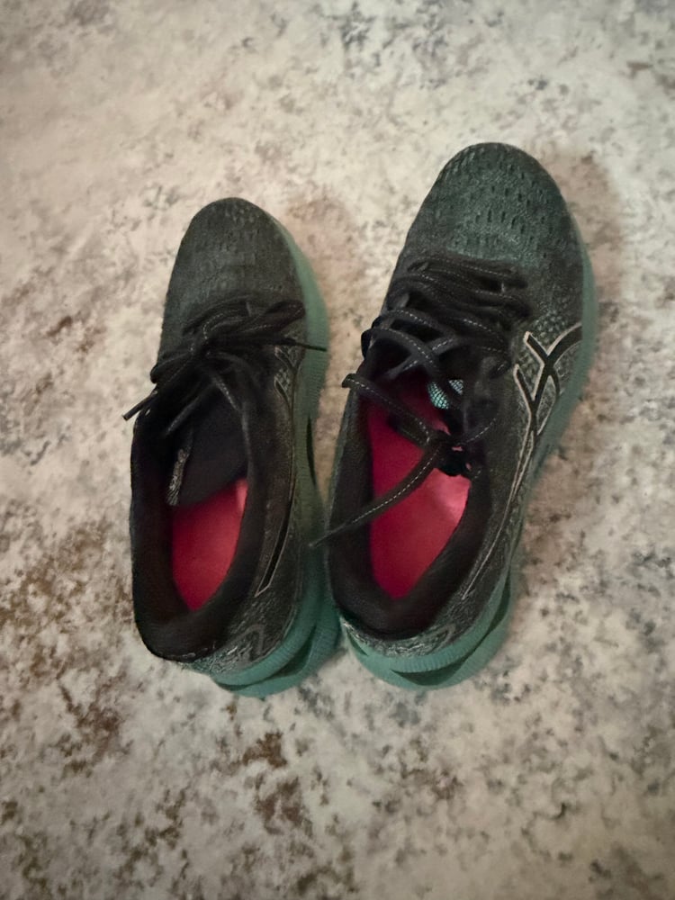 Image of GYM WORN SHOES - GREEN Asics Gel Nimbus Size 7.5 
