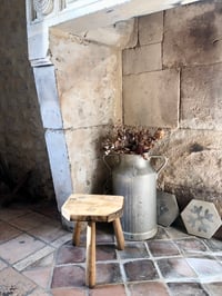 Image 1 of Petit tabouret de ferme ancien rénové 