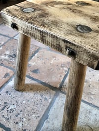 Image 10 of Petit tabouret de ferme ancien rénové 