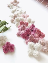 Image 4 of L'AMOUR EST UN BOUQUET de fleurettes Patron crochet