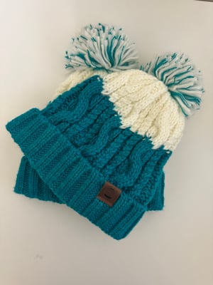 Image of Yr ‘Aran’   Beanie in Emerland/Soft White Beanie 