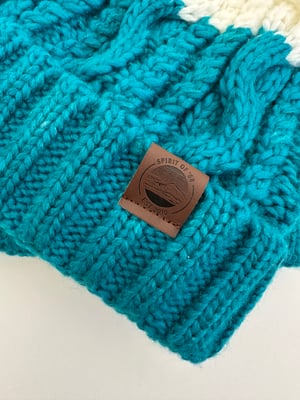 Image of Yr ‘Aran’   Beanie in Emerland/Soft White Beanie 