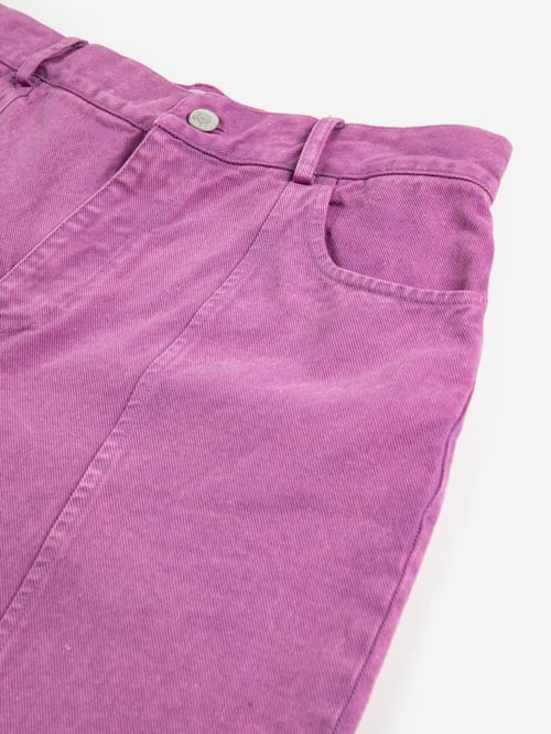 Image of 2-Pantalón magenta washed twill boot cut pants