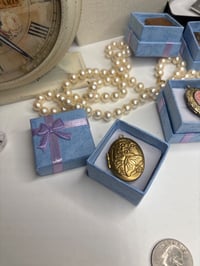 Image 4 of Vintage Gold-Tone Oval Butterfly &amp; Floral Locket Pendant Necklace Jewelry Boxed