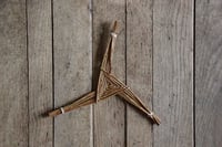 Image 1 of Croix de Brigid n°3 - osier brut "cappuccino rose"