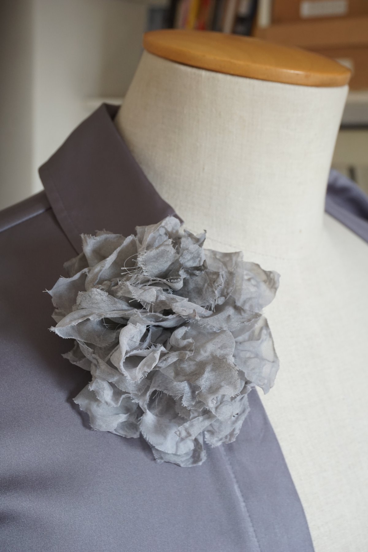 Image of Fiore Spilla Grigio n.22