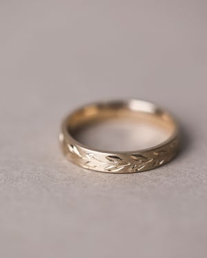 Image of 9ct gold 4mm ‘Olive leaf’ engraved flat court ring in matte finish