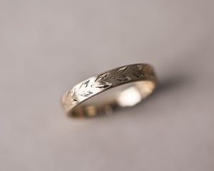 Image of 9ct gold 4mm ‘Olive leaf’ engraved flat court ring in matte finish