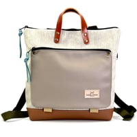 Image 1 of Mochila Book Holder cuadrada  gris con asa marrón  de Daniel Chong