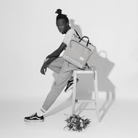 Image 3 of Mochila Book Holder cuadrada  gris con asa marrón  de Daniel Chong