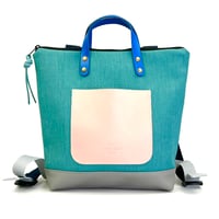 Image 1 of Mochila mini tonos turquesa y asa azul